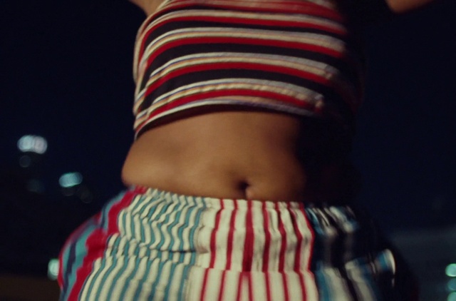 Video Reference: Shoulder, Neck, Waist, Sleeve, Tartan, Trunk, Elbow, Plaid, Headgear, Abdomen