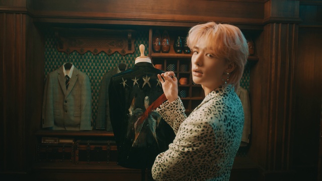 Video Reference: Gesture, Flash photography, Tie, Event, Fashion design, Jewellery, Electric blue, Formal wear, Room, Fun