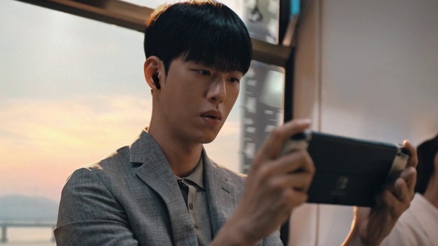 Video Reference: Flash photography, Dress shirt, Gesture, Blazer, Mobile phone, Communication Device, White-collar worker, Event, Gadget, Formal wear