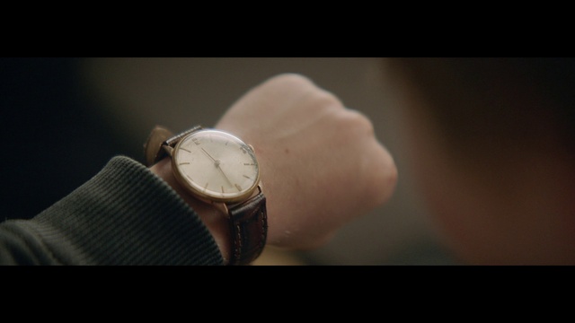 Video Reference: Watch, Analog watch, Human body, Flash photography, Gesture, Clock, Watch accessory, Wrist, Quartz clock, Measuring instrument