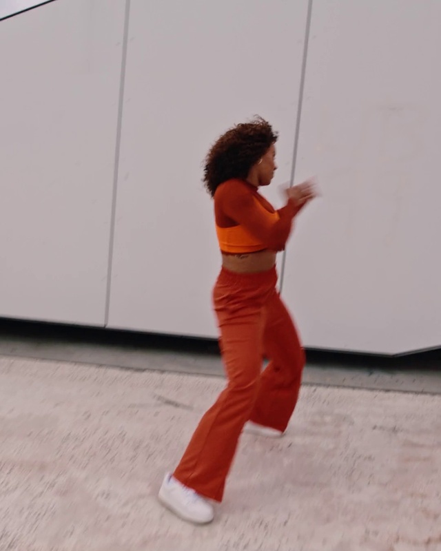 Video Reference: Joint, Active pants, Sleeve, Waist, Knee, Thigh, Sportswear, Trunk, Elbow, Human leg