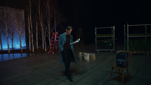Video Reference: Entertainment, Performing arts, Flash photography, Performance art, Chair, Event, Darkness, Midnight, Art, Stage