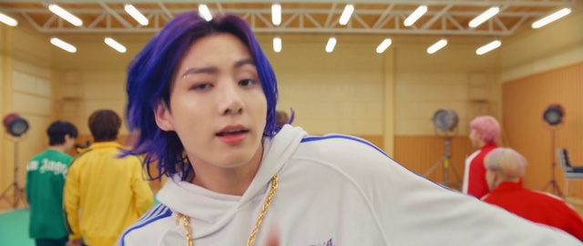 Video Reference: Head, Hairstyle, Fun, Event, Happy, Jewellery, Electric blue, Uniform, T-shirt, Street fashion