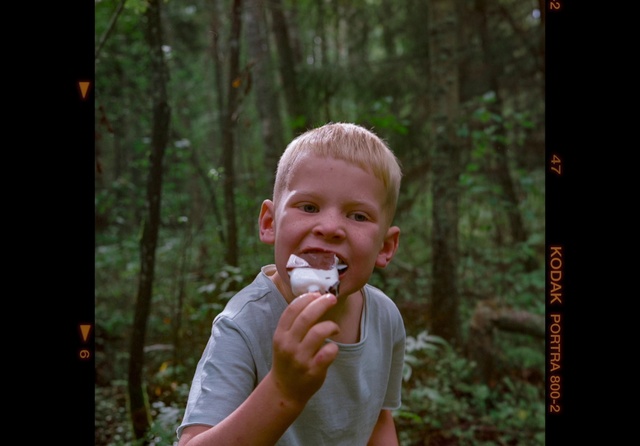 Video Reference: People in nature, Smile, Plant, Flash photography, Happy, Gesture, Tree, Toddler, Wood, Thumb