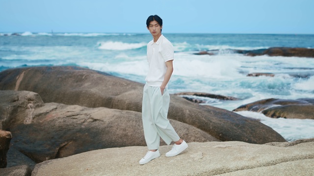 Video Reference: Water, Sky, Leg, Azure, Human body, Flash photography, Wood, Coastal and oceanic landforms, Travel, Happy