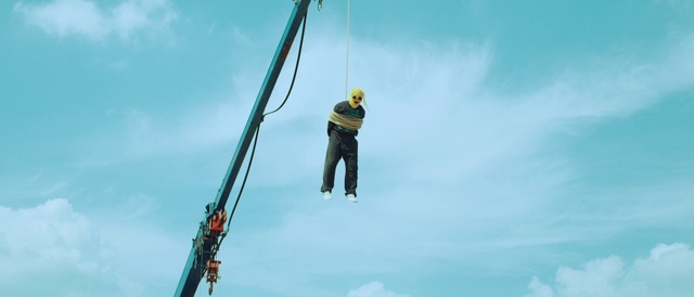 Video Reference: Cloud, Sky, Helmet, Street light, Hard hat, Crane, Rope, Blue-collar worker, Slope, Recreation