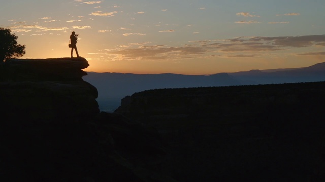 Video Reference: Cloud, Sky, Flash photography, Sunlight, Terrain, Sunset, Mountain, Afterglow, Sunrise, Horizon