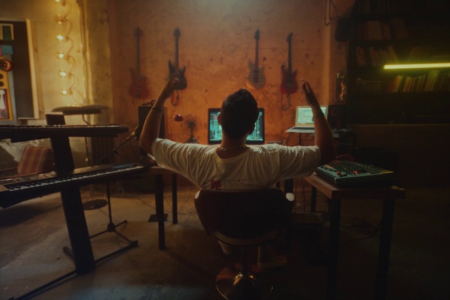 Video Reference: Wood, Musician, Table, Art, Stool, Music, Musical instrument accessory, Musical instrument, Musical keyboard, Event