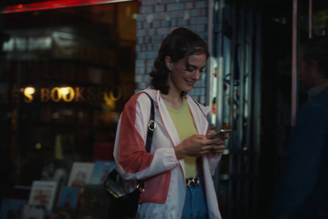 Video Reference: Smile, Sleeve, Flash photography, Luggage and bags, Travel, Fun, Event, Bag, City, Shoulder bag