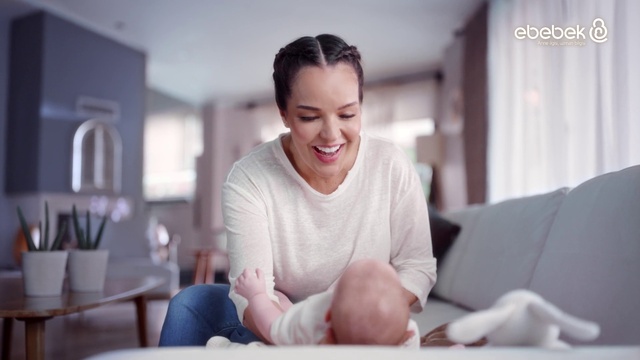 Video Reference: Smile, Jeans, Hairstyle, Facial expression, Comfort, Flash photography, Dress, Happy, Event, Knee
