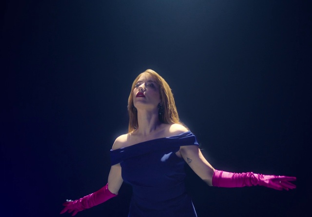 Video Reference: Arm, Purple, Flash photography, Music, Music artist, Artist, Gesture, Performing arts, Entertainment, Violet