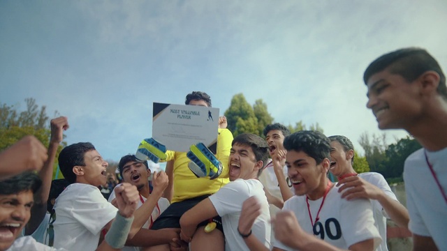 Video Reference: Sky, Cloud, Shirt, Shorts, Smile, T-shirt, Gesture, Fan, Leisure, Vest
