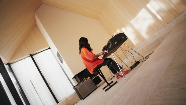 Video Reference: Furniture, Comfort, Chair, Wood, Floor, Flooring, Tints and shades, Leisure, Office chair, Automotive design