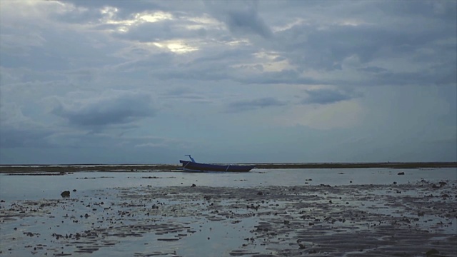 Video Reference: Cloud, Sky, Water, Boat, Watercraft, Horizon, Lake, Natural landscape, Cumulus, Landscape