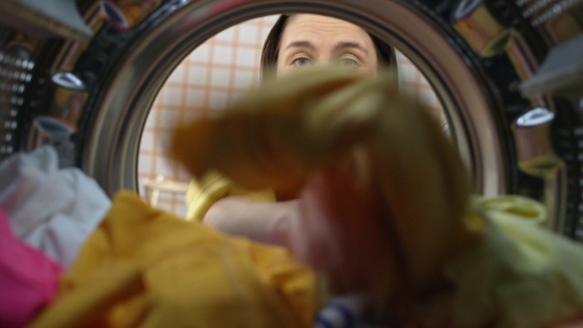 Video Reference: Eye, Iris, Wheel, Eyelash, Fun, Wrinkle, Circle, Audio equipment, Lens, Toy