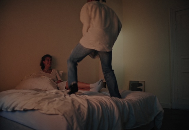 Video Reference: Jeans, Leg, Comfort, Human body, Flash photography, Wood, Textile, Gesture, Knee, House