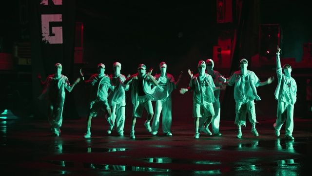 Video Reference: Jeans, Trousers, Entertainment, Performing arts, Artist, Music, Choreography, Performance art, Event, Chair