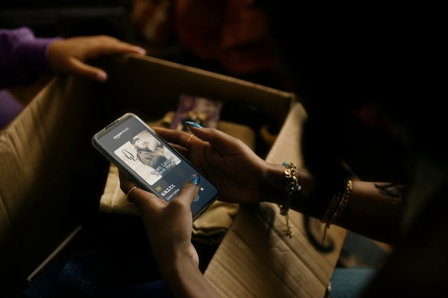 Video Reference: Hand, Gadget, Gesture, Communication Device, Finger, Wrist, Nail, Automotive design, Thumb, Electronic device