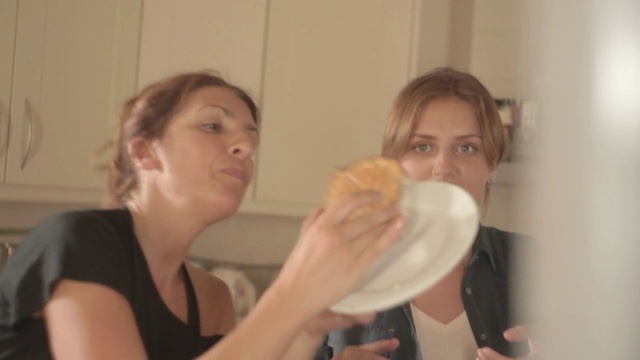 Video Reference: Jaw, Ear, Gesture, Eyelash, Event, Fun, Room, T-shirt, Conversation, Hair coloring