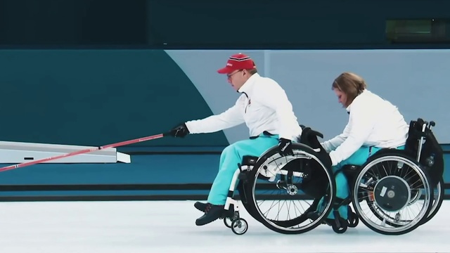 Video Reference: Wheelchair, Wheel, Tire, Rolling, Sports equipment, Sports, Automotive design, Recreation, Knee, Hat