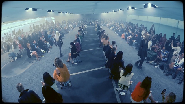 Video Reference: World, Crowd, Leisure, City, Event, Electric blue, Chair, Fun, Team, Audience