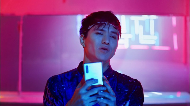 Video Reference: Microphone, Blue, Purple, Music artist, Performing arts, Entertainment, Musician, Music, Audio equipment, Fun