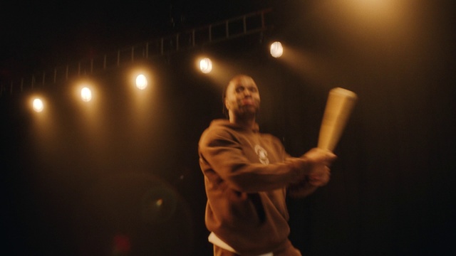 Video Reference: Entertainment, Gesture, Performing arts, Musician, Flash photography, Elbow, Music, Concert, Artist, Performance art