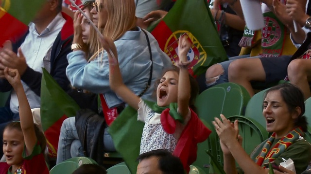 Video Reference: Vertebrate, Product, Green, Idiophone, Mammal, Gesture, Fan, Hat, Leisure, Crowd