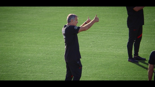 Video Reference: Leg, Player, Gesture, Ball game, Flooring, Team sport, Sports, Competition event, Grass, Sportswear