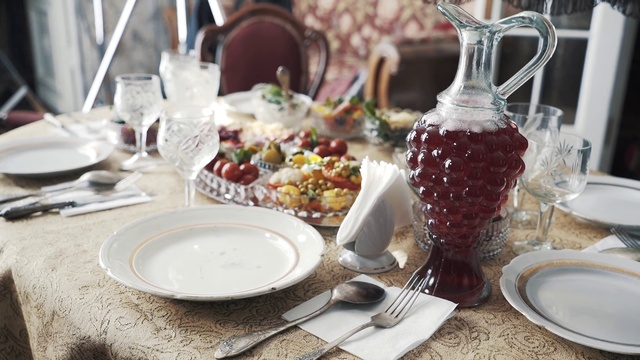 Video Reference: Tableware, Food, Table, Dishware, Furniture, Plate, Drinkware, Serveware, Ingredient, Tablecloth