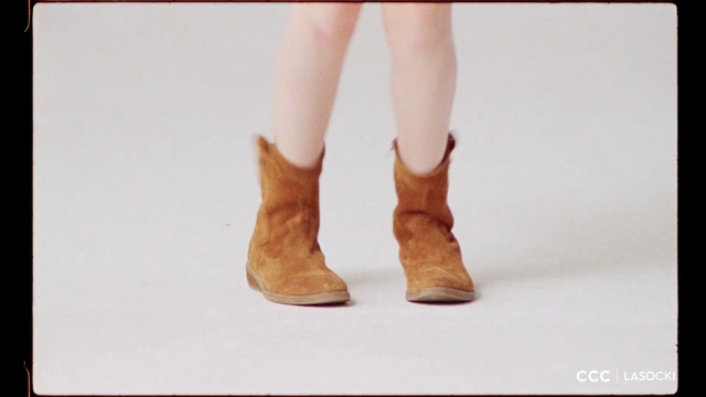 Video Reference: Human body, Knee, Gesture, Calf, Art, Toe, Foot, Flooring, Human leg, High heels