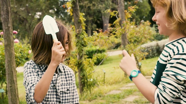 Video Reference: Hand, Plant, Arm, Shoulder, Smile, People in nature, Botany, Happy, Gesture, Sunlight