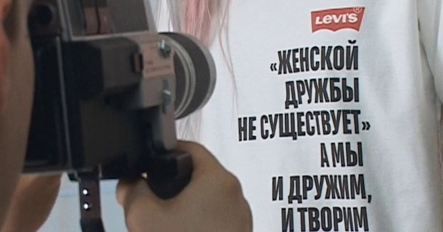 Video Reference: Shoulder, Product, Neck, Sleeve, Gesture, Microphone, Font, Audio equipment, T-shirt, Thumb