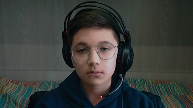 Video Reference: Forehead, Nose, Glasses, Vision care, Hearing, Organ, Peripheral, Ear, Flash photography, Eyewear