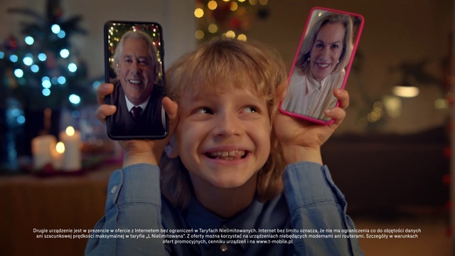 Video Reference: Smile, Facial expression, Happy, Gesture, Flash photography, Fun, Leisure, Event, Holiday, Christmas