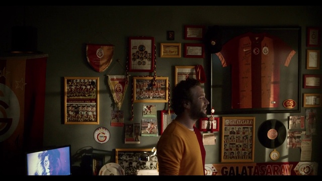 Video Reference: Picture frame, Art, Fun, Darkness, Event, Visual arts, Games, Room, Wood, T-shirt