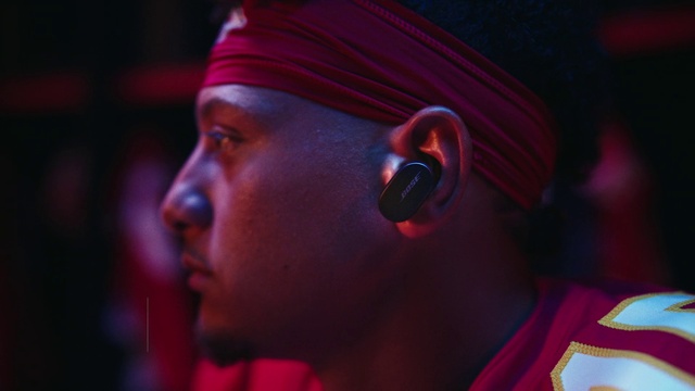 Video Reference: Lip, Microphone, Eyebrow, Purple, Ear, Flash photography, Musician, Entertainment, Eyewear, Music