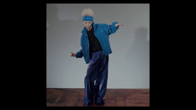 Video Reference: Shoulder, Sleeve, Gesture, Flash photography, Fashion design, Formal wear, Electric blue, Event, Denim, Costume