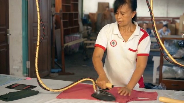 Video Reference: Gas, Elbow, Leisure, Drum, Flooring, T-shirt, Balance, Thigh, Recreation, Human leg