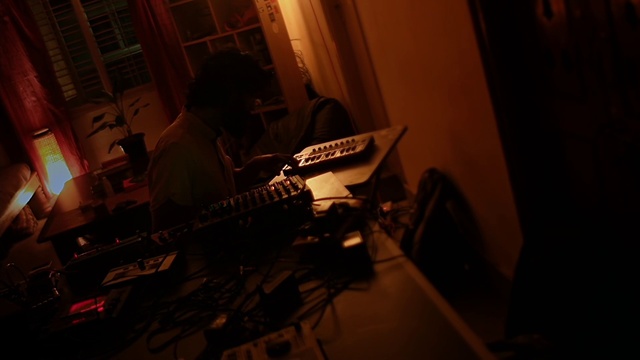 Video Reference: Musician, Guitar accessory, Musical instrument accessory, Musical instrument, String instrument, Guitar, Music, Electronic instrument, Entertainment, Audio equipment