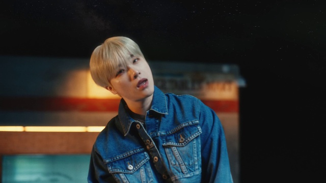 Video Reference: Flash photography, Cool, Entertainment, Electric blue, Event, T-shirt, Space, Music artist, Microphone, Denim