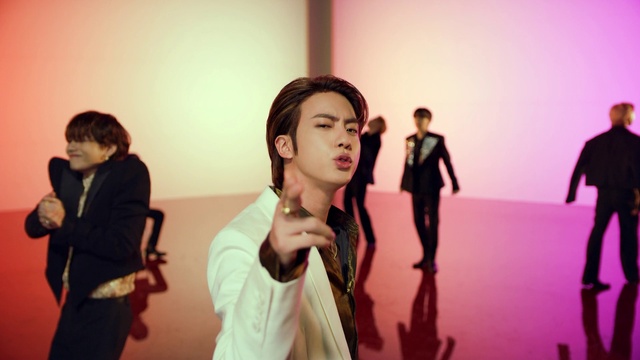 Video Reference: Outerwear, Hairstyle, Flash photography, Performing arts, Entertainment, Fashion design, Fun, Happy, Event, Formal wear