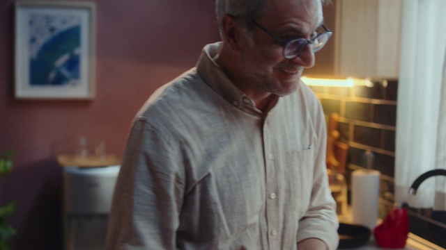 Video Reference: Glasses, Vision care, Smile, Eyewear, Sleeve, Beard, Picture frame, Audio equipment, Fun, Event