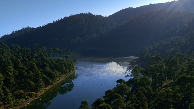 Video Reference: Water, Sky, Mountain, Cloud, Natural landscape, Fluvial landforms of streams, Highland, Tree, Lake, Watercourse
