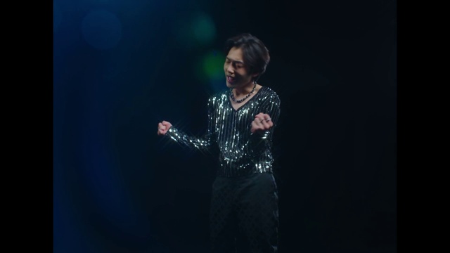 Video Reference: Flash photography, Music artist, Artist, Entertainment, Music, Performing arts, Musician, Event, Darkness, Font