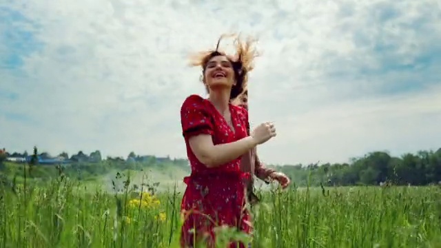 Video Reference: Sky, Plant, Cloud, Smile, People in nature, Happy, Sunlight, Gesture, Natural landscape, Grass