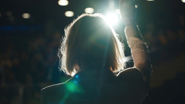 Video Reference: Flash photography, Lighting, Gesture, Sunlight, Music, Entertainment, Lens flare, Fun, Performing arts, Visual effect lighting