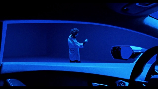 Video Reference: Entertainment, Gadget, Electric blue, Visual effect lighting, Display device, Performing arts, Space, Technology, Magenta, Event