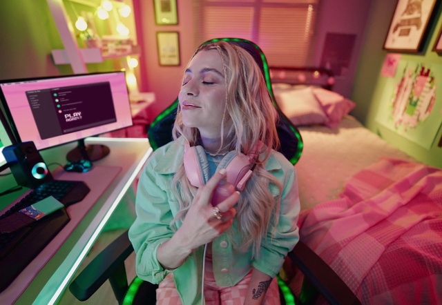 Video Reference: Computer, Personal computer, Smile, Computer keyboard, Computer monitor, Purple, Peripheral, Pink, Happy, Desk