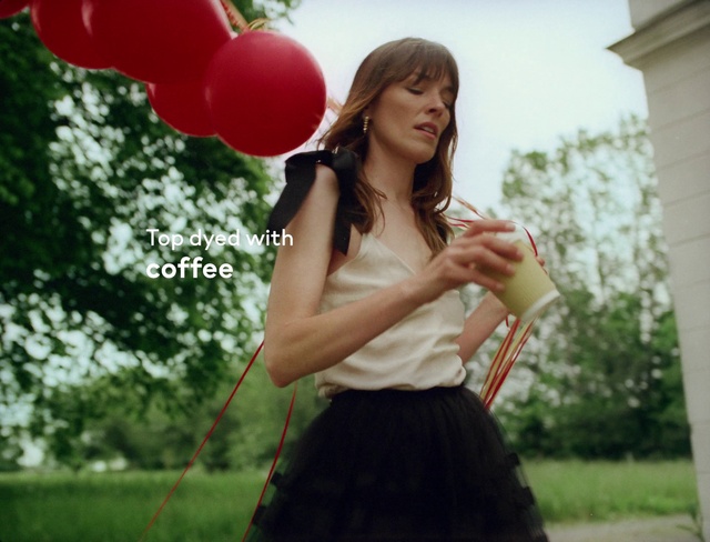 Video Reference: Plant, Shoulder, Facial expression, People in nature, Sky, Flash photography, Happy, Balloon, Waist, Tartan